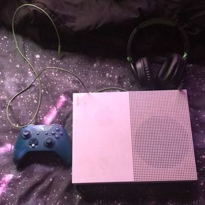 Xbox 1 with headset and controller